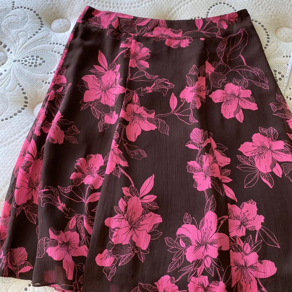 Cute skirt, below the knee